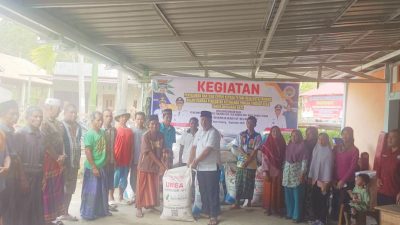 Pemdes Kuto Tanjung Salurkan Bantuan Pupuk Kepada Petani yang Membutuhkan