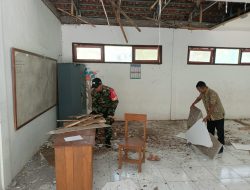 Babinsa 0822 Tanggap Cepat Bantu Bersihkan Puing Gempa di SDN 3 Palalangan Kab Bondowoso