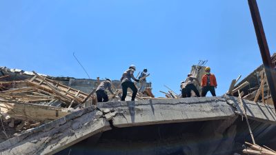 Tim SAR Brimob Polda Jatim Sisir Puing Bangunan Roboh di Ponpes Al Khoziny