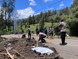 Aksi Cepat Tanggap Polres Probolinggo Tangani Tanah Longsor di Jalur Bromo