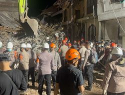 Ratusan Personel Polresta Sidoarjo Berjibaku Bersihkan Puing Bangunan Ponpes Al Khoziny