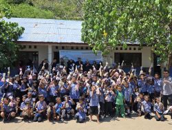Bermain dengan Boardgame, Tim Pengabdian ITB mengajak Siswa SDN Pulau Rinca Belajar Literasi Sains dengan Menyenangkan