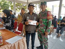 Babinsa Posramil Sumberwringin Dampingi Warga Terima KKS Bansos Tahun 2025