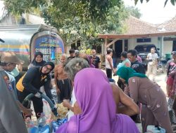 Polri Untuk Masyarakat : Polisi Datangkan Dua Tangki Air Bersih untuk Warga Kenduruhan Pasuruan