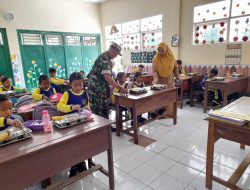 Babinsa 0822 Dampingi Pendistribusian 3.640 Paket Makanan Bergizi untuk Siswa di Grujugan