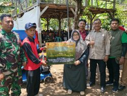 Satgas TMMD ke-126 Bersama Dinas Peternakan Gelar Praktek Pembuatan Pakan Ternak di Desa Lebakharjo