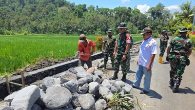 Dansatgas TMMD ke-126 Kodim 0818/Malang-Batu, Letkol Czi Bayu Nugroho, Tinjau Langsung Pembangunan Drainase di Desa Lebakharjo
