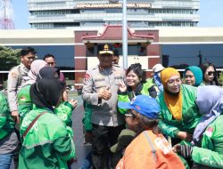 Polda Jatim Peduli Masyarakat Gelar Baksos Salurkan Bantuan untuk Ribuan Warga