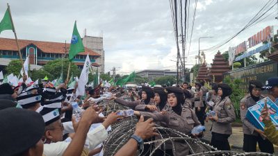 Polrestabes Surabaya Libatkan Tim Negosiator Polwan, Beri Layanan Pengamanan Aksi Ribuan Santri di DPRD Jatim