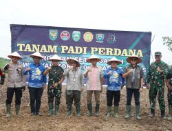TNI Turun ke Sawah! Kodim 0402/OKI-OI Tanam Padi Perdana Program Cetak Sawah di Benawa