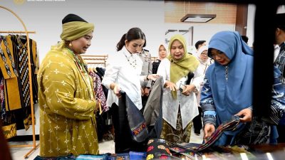 Ibu Selvi Gibran Rakabuming Meninjau UMKM,Pembuatan Batik Kina
