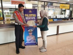 Satlantas Polres Jember Perangi Calo dengan Program ‘Polantas Menyapa’ di Satpas dan Samsat Jember Jember MN Cakrawala