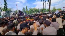 Ribuan Massa Geruduk Kantor DPRD Sampang, Menolak Penundaan Pilkades