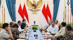 Presiden Prabowo Subianto memimpin rapat terbatas bersama jajaran menteri kabinet Merah Putih di Istana Merdeka