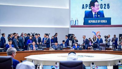 Presiden Prabowo Subianto disambut Presiden Republik Korea Lee Jae Myung saat menghadiri KTT APEC 2025 di Gyeongju.