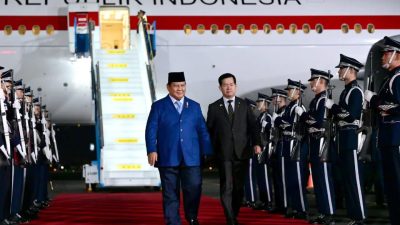 Presiden Prabowo Subianto tiba di Pangkalan Udara Gimhae Busan disambut pejabat Republik Korea sebelum menghadiri KTT APEC 2025.