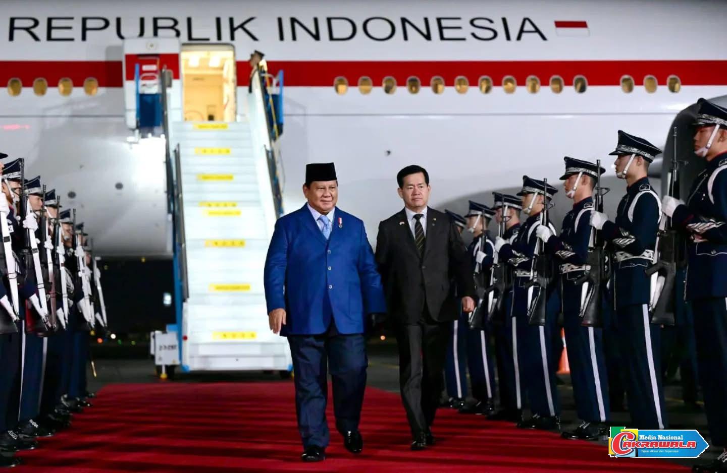 Presiden Prabowo Subianto tiba di Pangkalan Udara Gimhae Busan disambut pejabat Republik Korea sebelum menghadiri KTT APEC 2025.