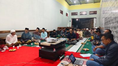 Administratur Perhutani KPH Bondowoso Misbakhul Munir saat sosialisasi penanaman pinus di lokasi agroforestry kopi Desa Baderan, Situbondo.