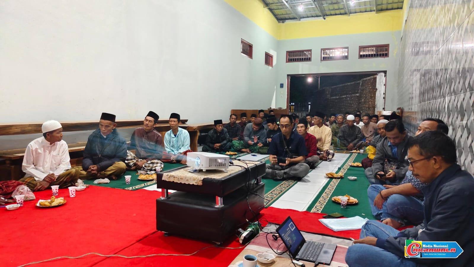 Administratur Perhutani KPH Bondowoso Misbakhul Munir saat sosialisasi penanaman pinus di lokasi agroforestry kopi Desa Baderan, Situbondo.