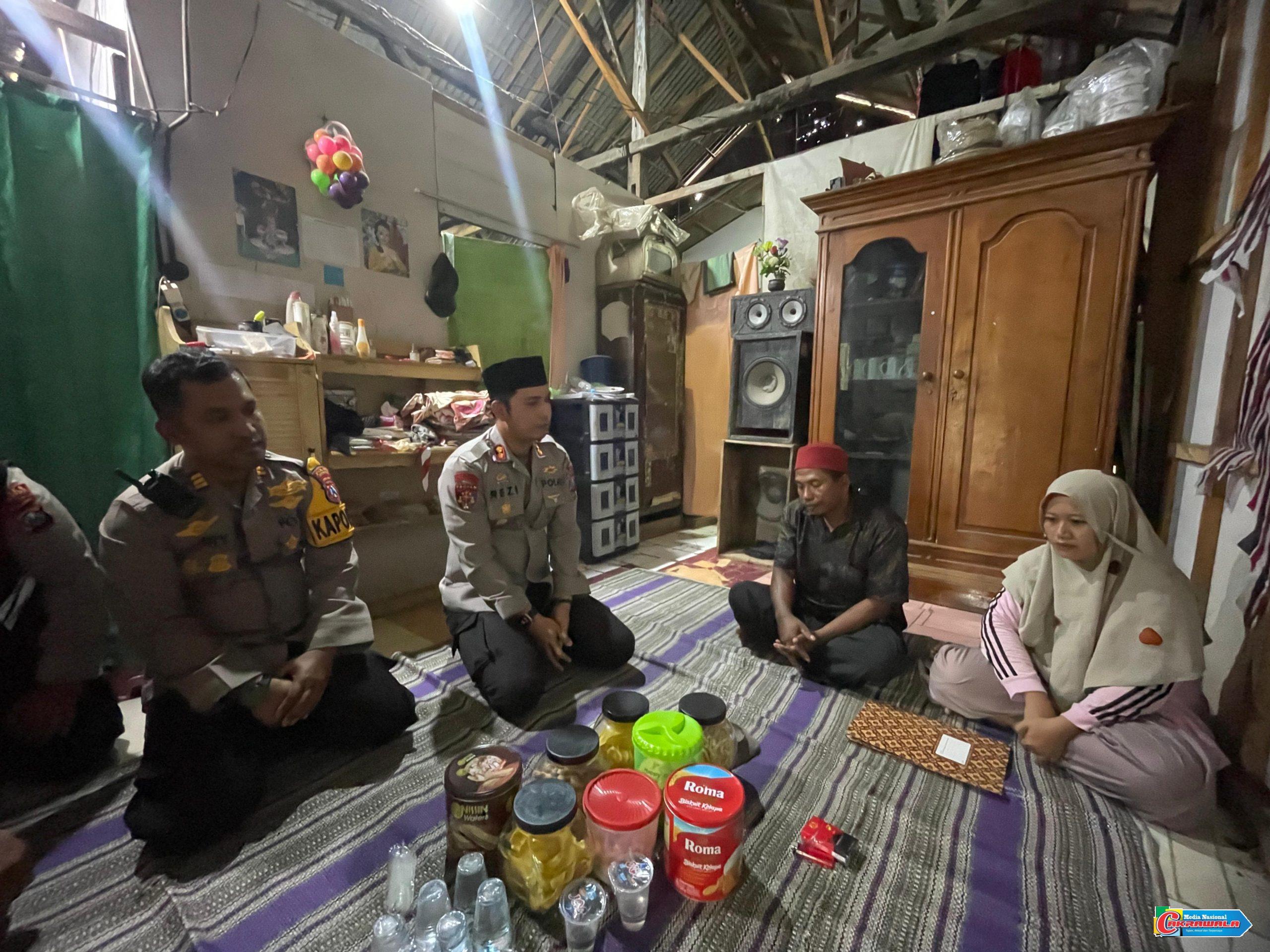 Kapolres Situbondo AKBP Rezi Dharmawan memberikan santunan kepada keluarga korban ambruknya atap asrama pondok pesantren di Besuki.