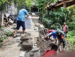 Cegah Longsor! Babinsa dan Warga Desa Leprak Gotong Royong Bangun Tembok Penahan Tanah