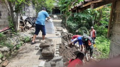 Babinsa dan warga Desa Leprak bergotong-royong membangun tembok penahan tanah untuk cegah longsor di Bondowoso.