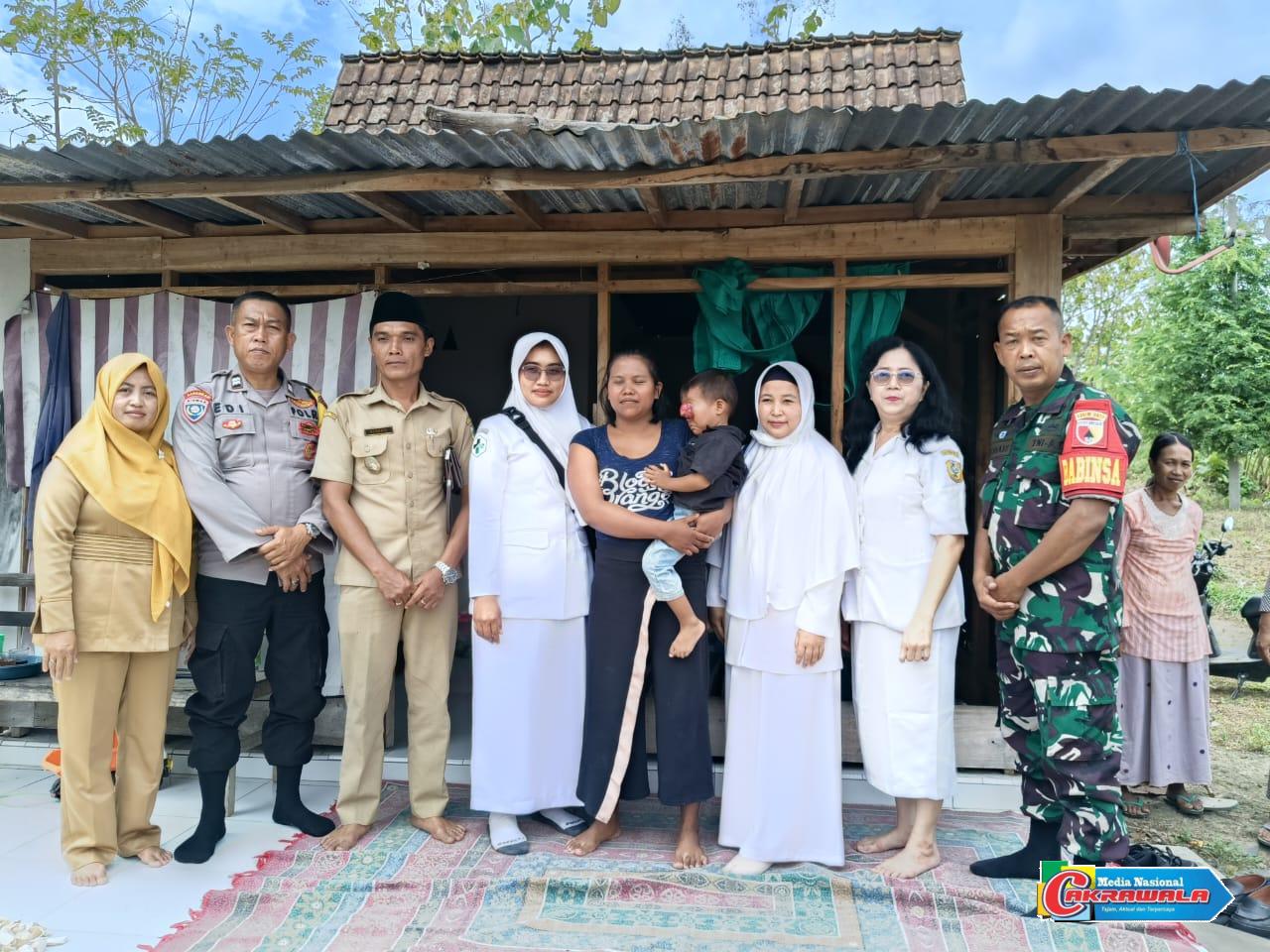 Babinsa 0822 dampingi tim nakes Puskesmas Prajekan beri pendampingan anak penderita tumor mata di Desa Bandilan Bondowoso