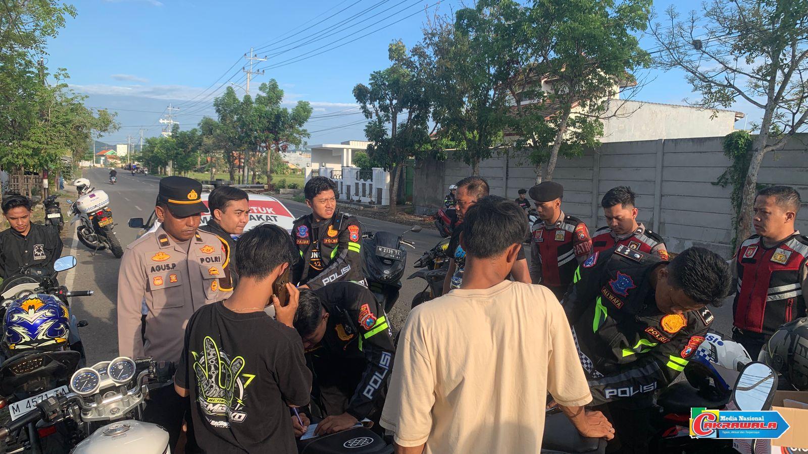 Petugas Polres Sumenep mengamankan puluhan motor saat patroli gabungan cegah balap liar di wilayah Sumenep.