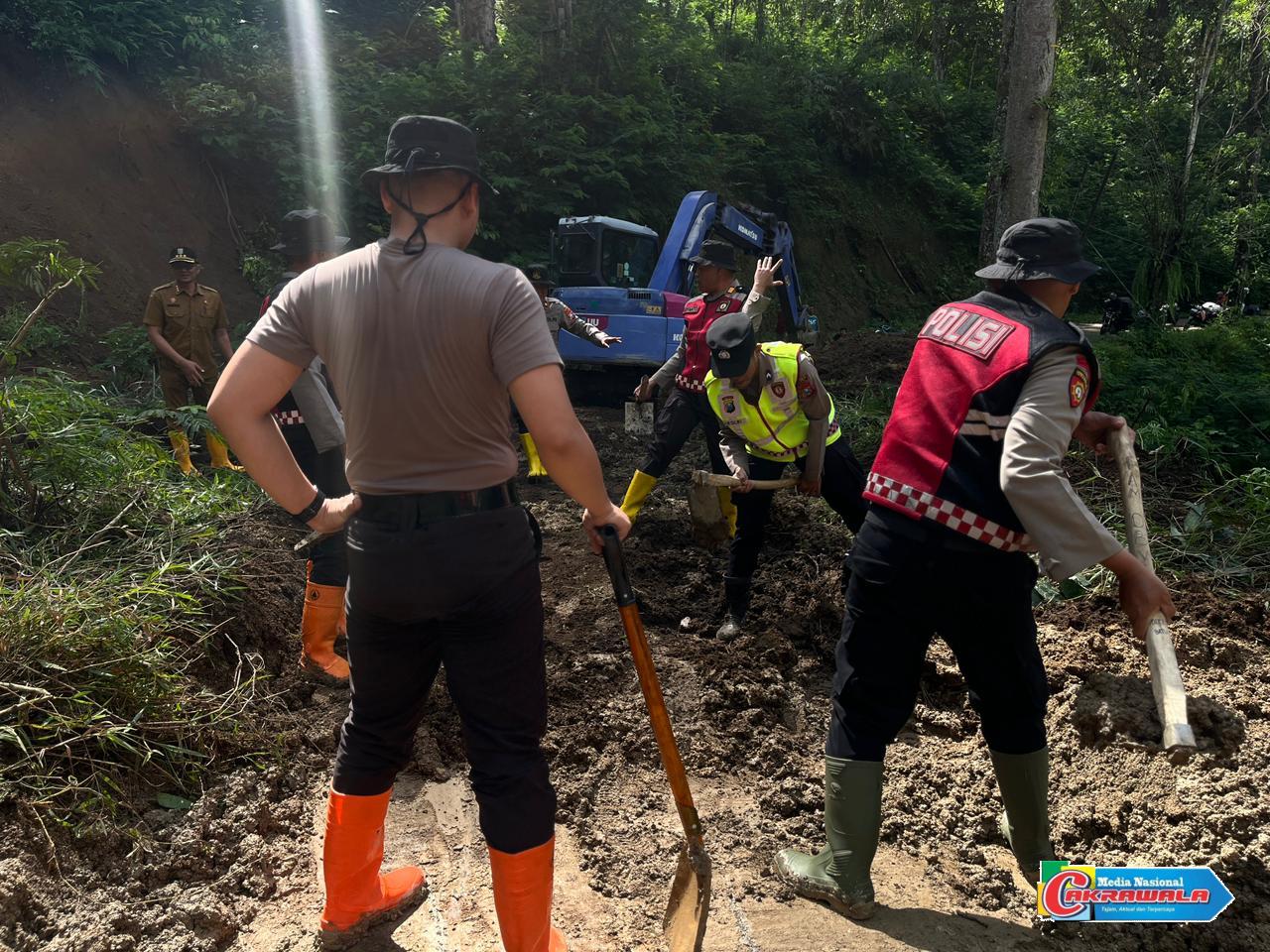 Personel Polres Batu membersihkan material longsor di Ngantang hingga akses Malang-Blitar kembali normal.