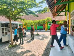 Babinsa Koptu Wahid Kawal Distribusi 2.040 Paket Makan Bergizi Gratis di Kecamatan Tenggarang