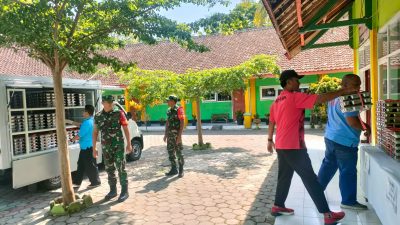 Babinsa Koptu Wahid kawal distribusi 2.040 paket makan bergizi gratis di Kecamatan Tenggarang Bondowoso