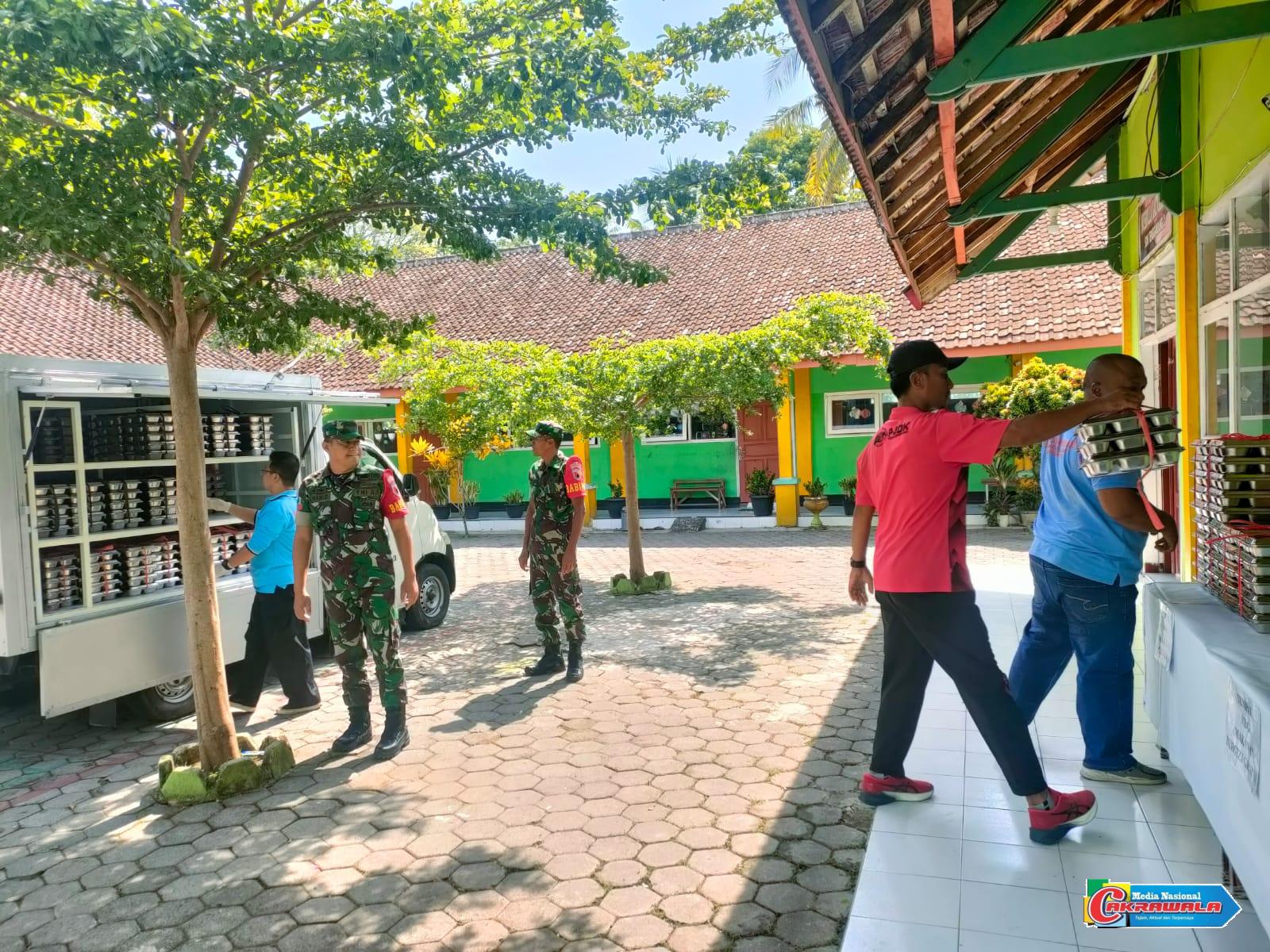 Babinsa Koptu Wahid kawal distribusi 2.040 paket makan bergizi gratis di Kecamatan Tenggarang Bondowoso