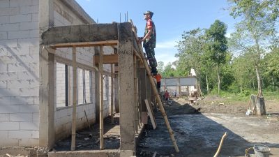Babinsa Sertu Fauzi memantau progres revitalisasi SMK AZ-ZAHRO di Desa Locare, Bondowoso sebagai dukungan TNI terhadap pendidikan.