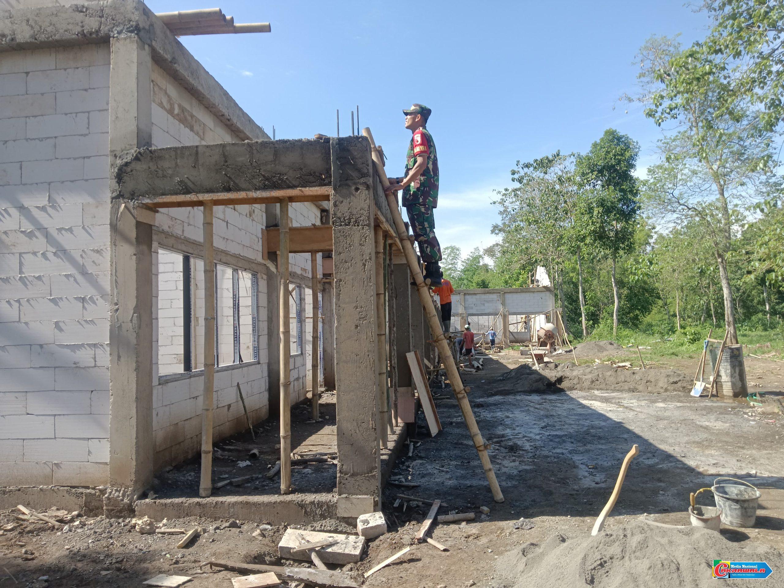 Babinsa Sertu Fauzi memantau progres revitalisasi SMK AZ-ZAHRO di Desa Locare, Bondowoso sebagai dukungan TNI terhadap pendidikan.