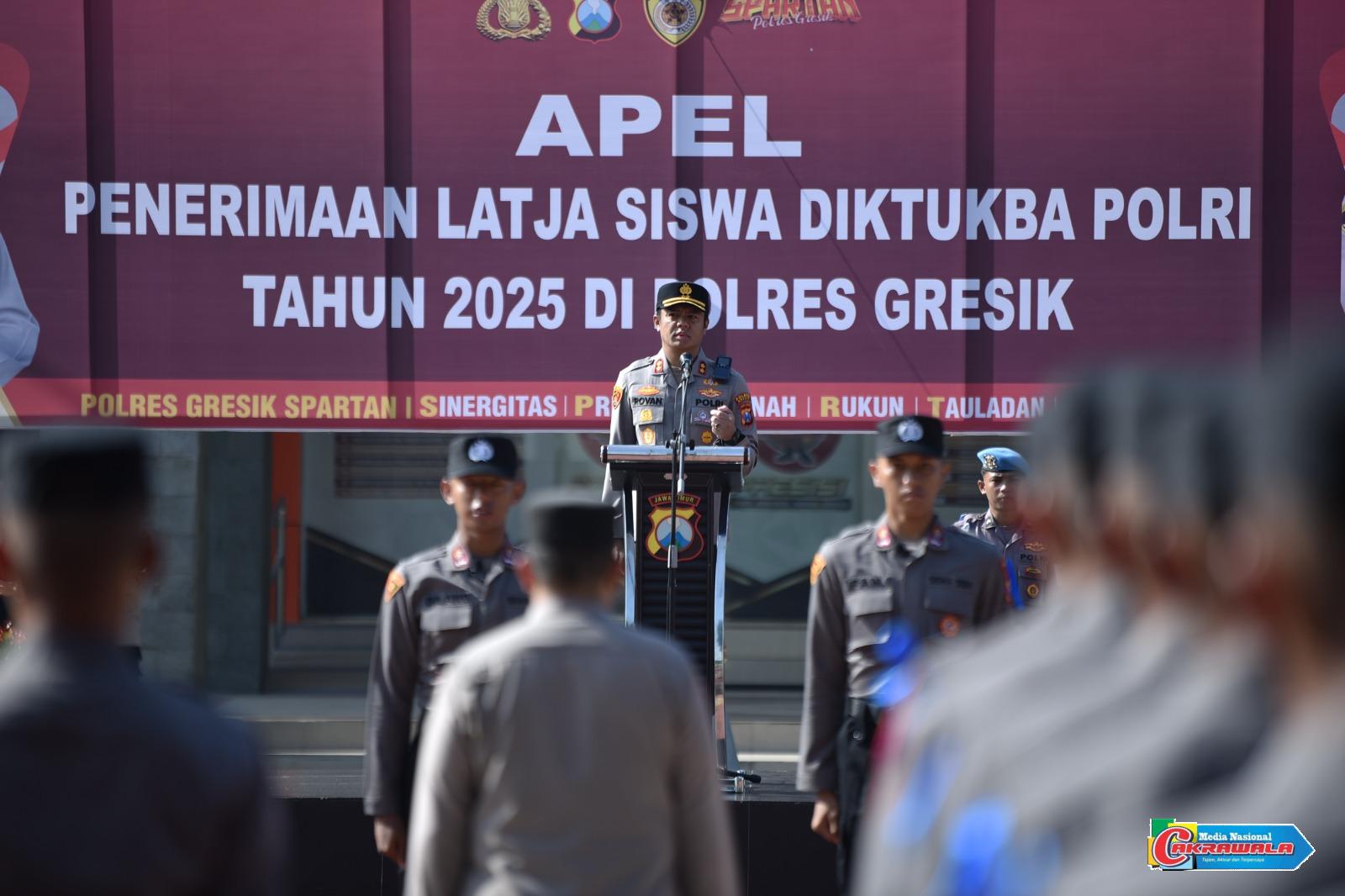 Kapolres Gresik pimpin apel pembukaan Latja Diktuk Bintara Polri 2025 di Polres Gresik.