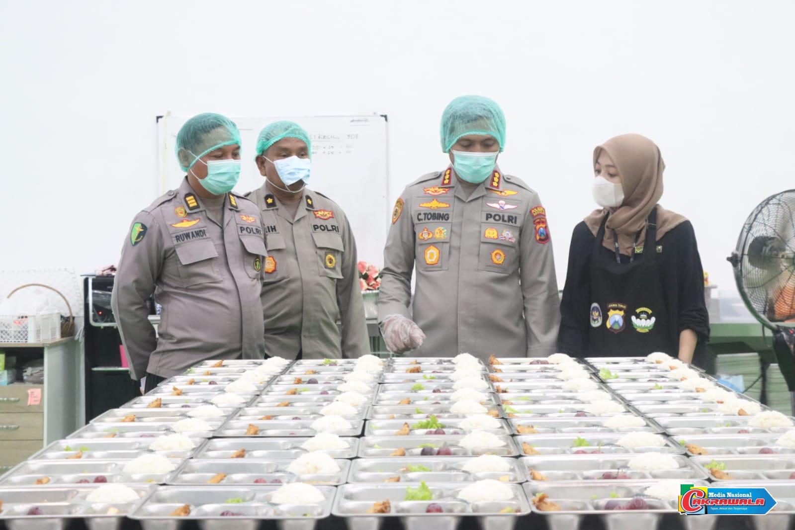 Kapolresta Sidoarjo Kombes Pol. Christian Tobing meninjau proses pengolahan makanan bergizi di SPPG Polresta Sidoarjo.