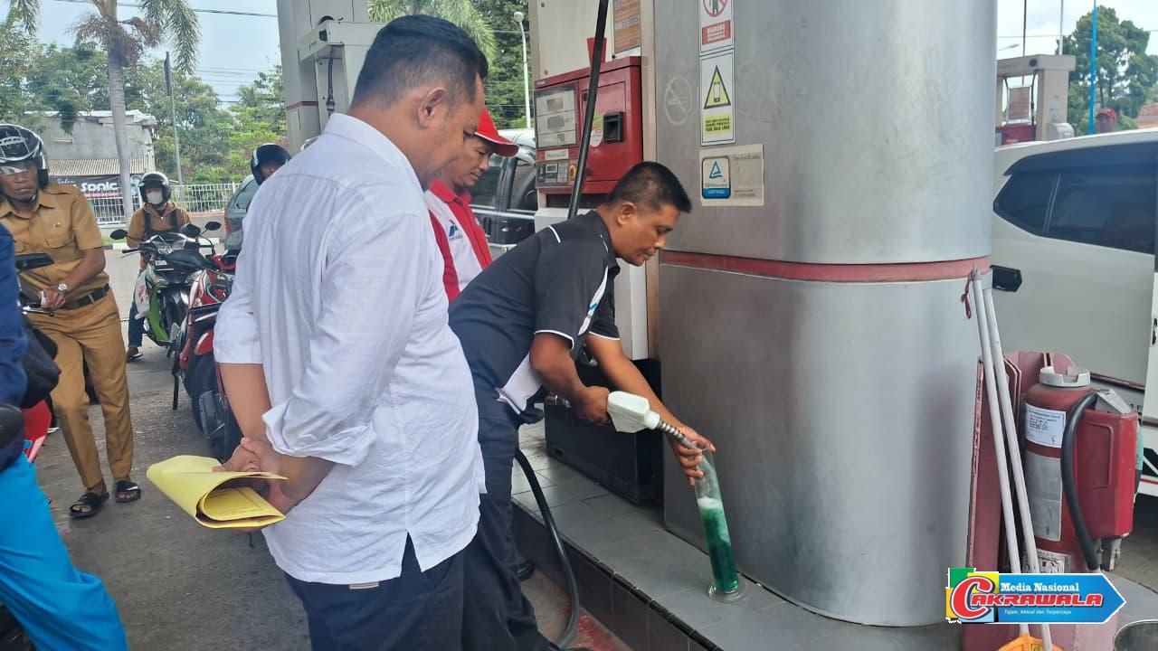 Petugas Polres Bondowoso melakukan sidak ke SPBU untuk memeriksa kondisi BBM setelah banyak warga mengeluh motor mogok akibat bahan bakar bercampur air.