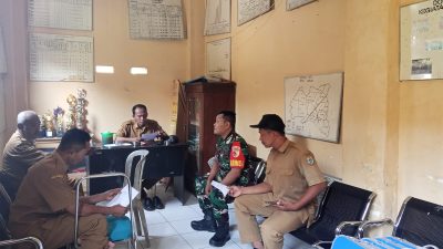 Babinsa Klabang lakukan komsos dan pengumpulan data wilayah di Desa Besuk Bondowoso