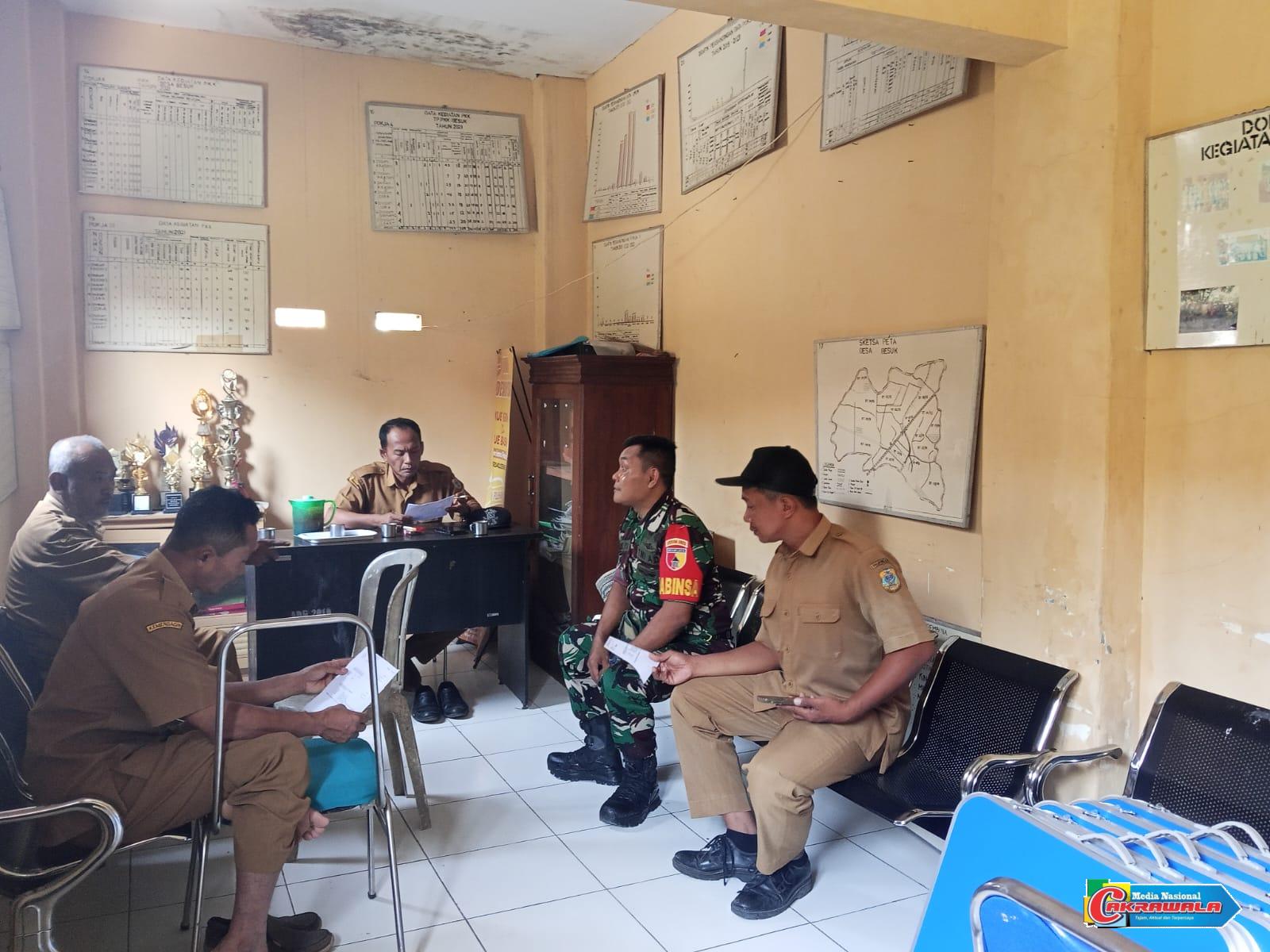 Babinsa Klabang lakukan komsos dan pengumpulan data wilayah di Desa Besuk Bondowoso