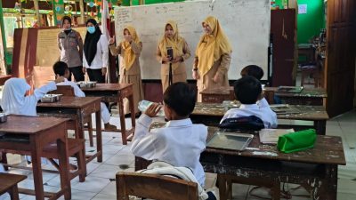 Senyum Ceria Pelajar Sambut Makan Bergizi Gratis dari Polres Ngawi