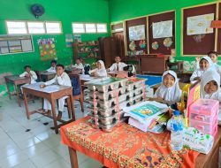 Senyum Ceria Pelajar Sambut Makan Bergizi Gratis dari Polres Ngawi