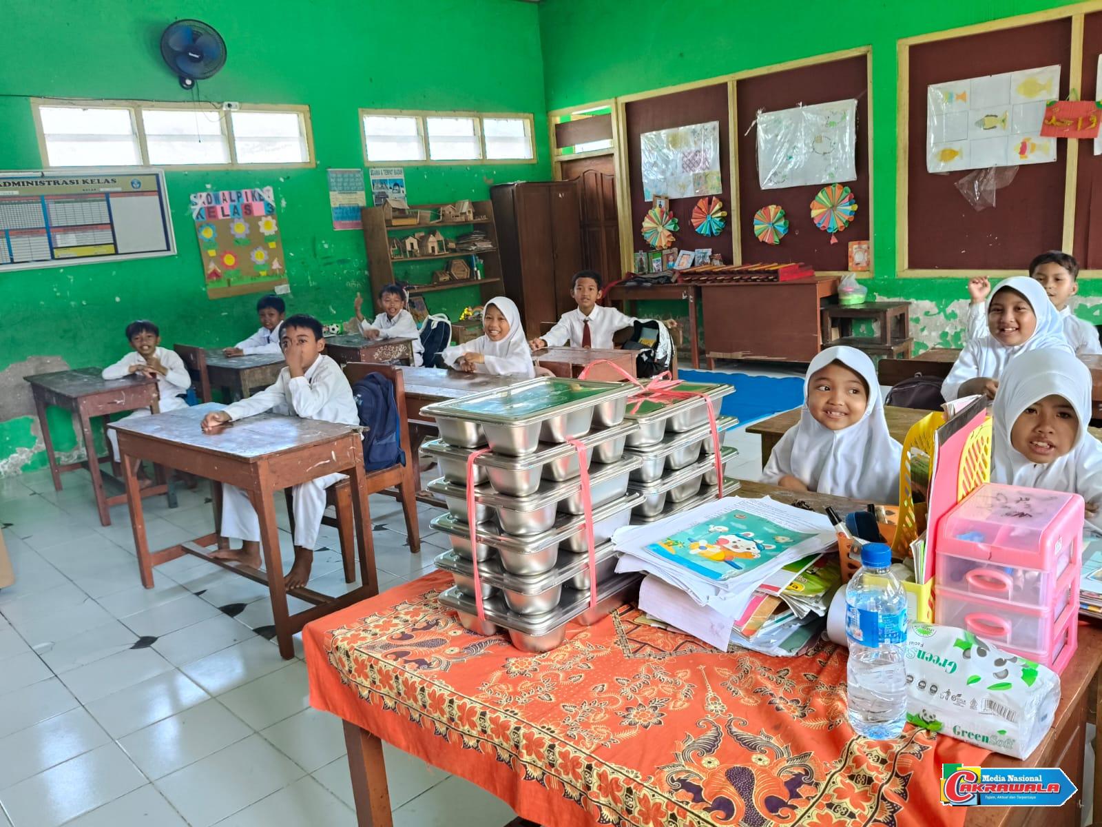 Pelajar Ngawi antusias sambut makan bergizi gratis dari Polres Ngawi