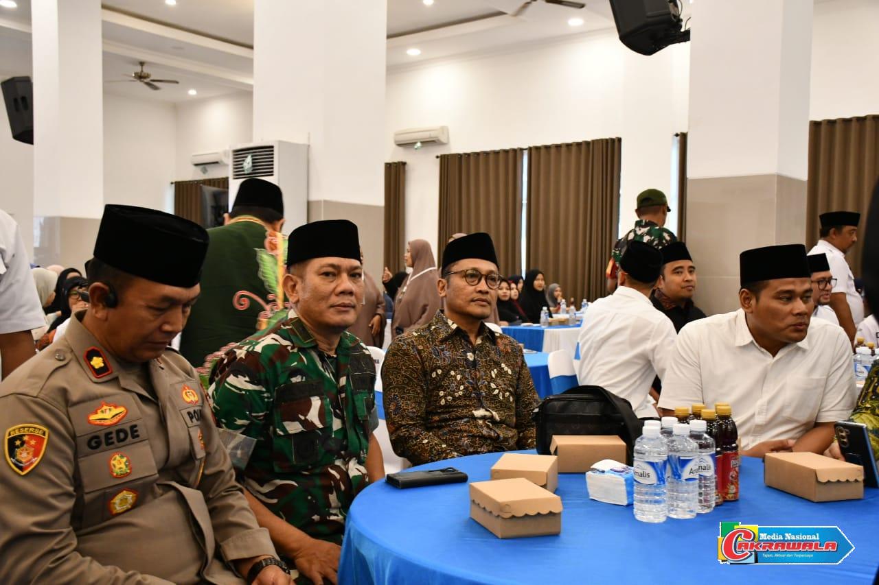 Babinsa Koramil 0822/08 Grujugan bersama ulama jaga kondusifitas Multaqo Ulama Nasional di Pondok Pesantren Al-Islah Bondowoso.