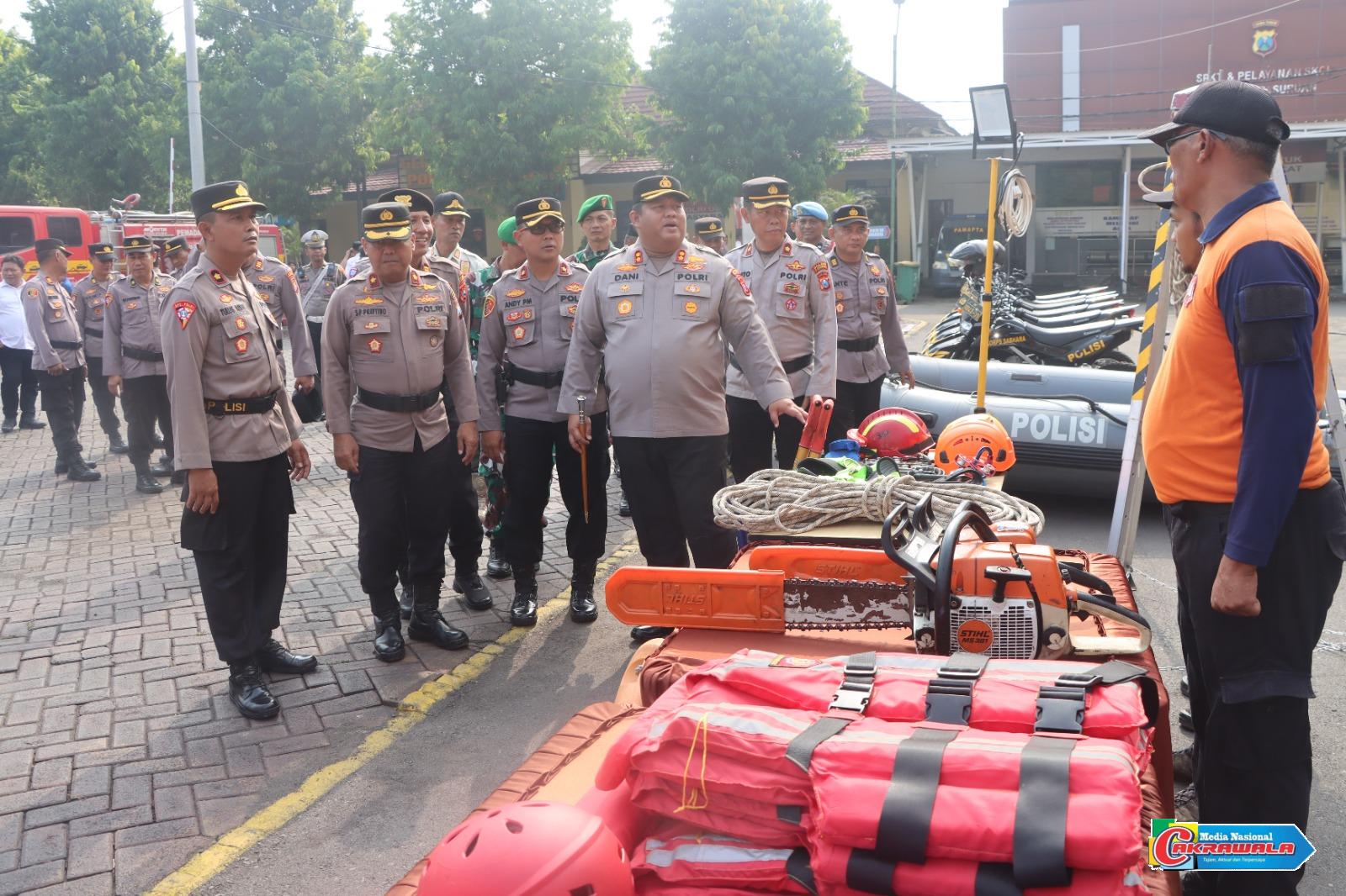 Kapolres Pasuruan memimpin Apel Kesiapan Tanggap Darurat Bencana 2025 bersama TNI, BPBD, dan Forkopimda di Mapolres Pasuruan.