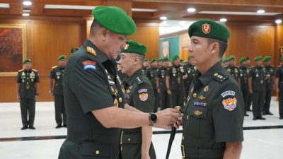 Gubernur Akademi Militer Mayor Jenderal TNI Rano Tilaar memimpin upacara Sertijab dan Tradisi Warga Akmil di Magelang.