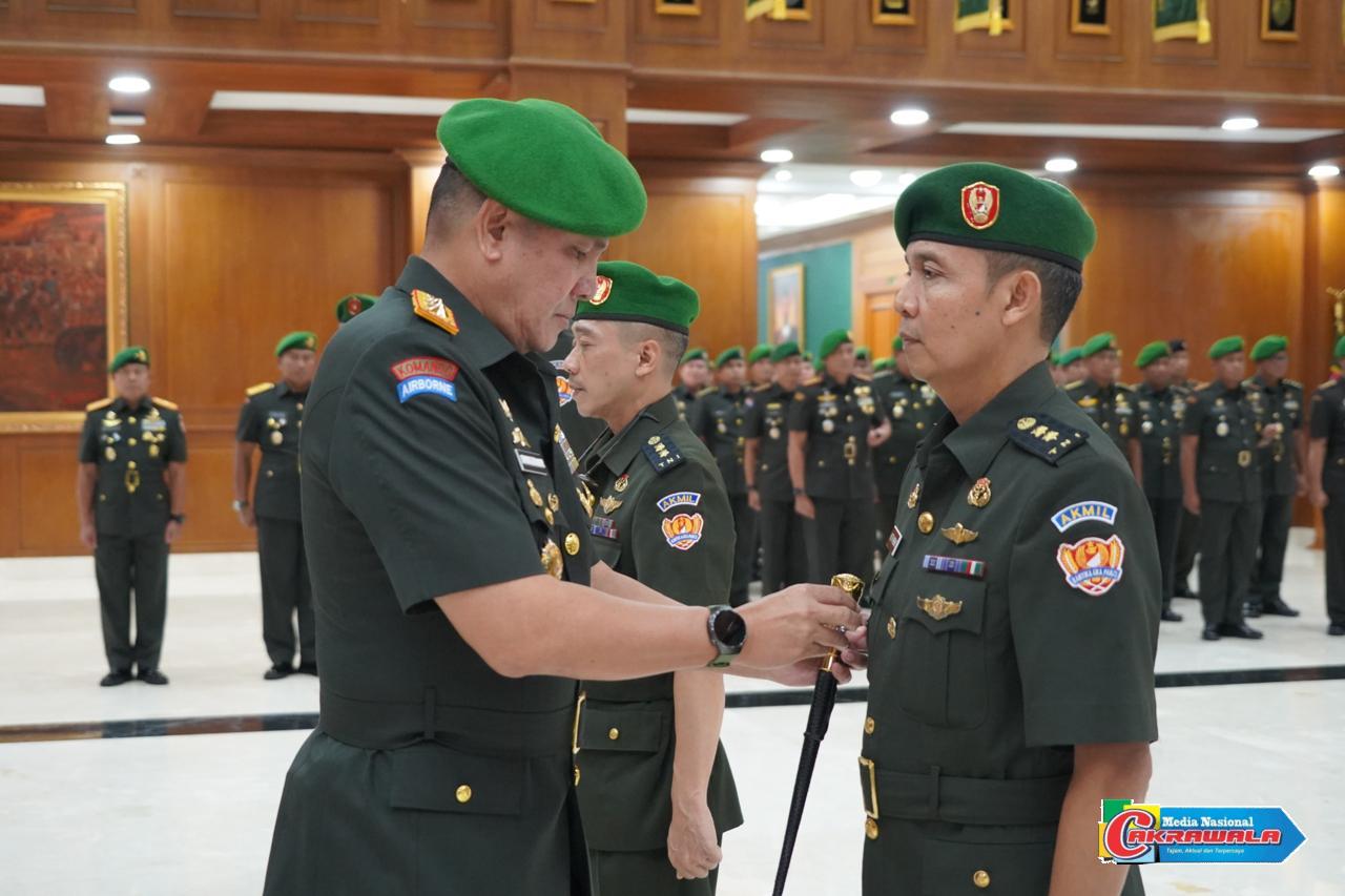 Gubernur Akademi Militer Mayor Jenderal TNI Rano Tilaar memimpin upacara Sertijab dan Tradisi Warga Akmil di Magelang.