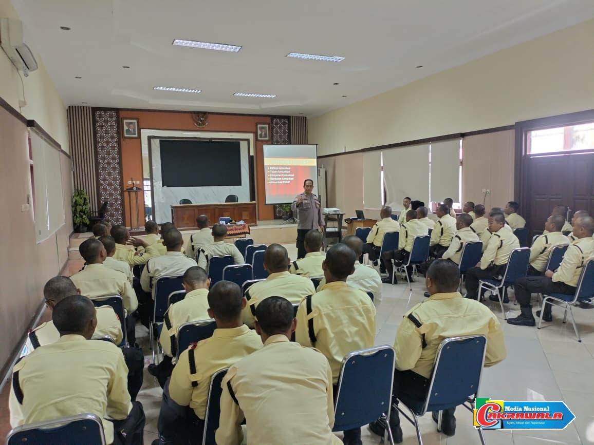 Sat Binmas Polres Pasuruan memberikan pembinaan antinarkoba dan komunikasi efektif kepada peserta pelatihan Satpam Gada Pratama di Pandaan.