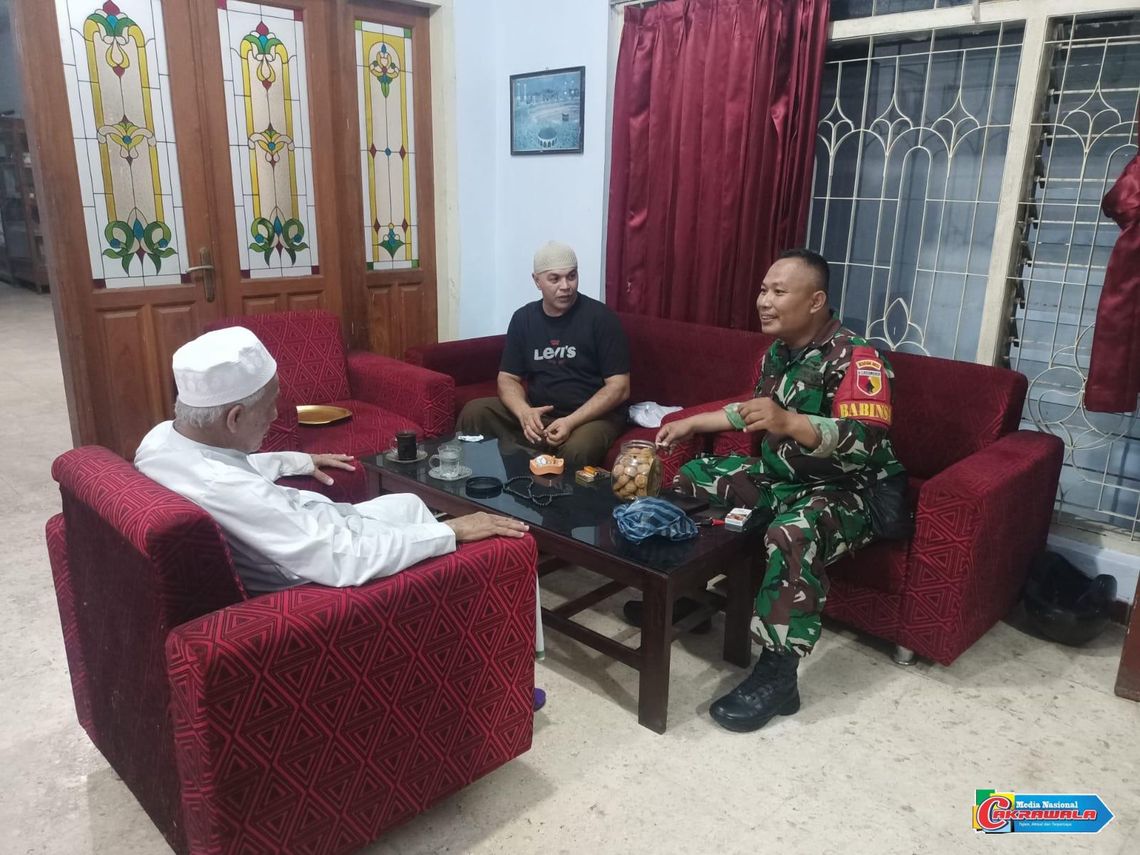 Babinsa Kademangan melaksanakan komunikasi sosial bersama warga untuk mempererat kemanunggalan TNI dan masyarakat.