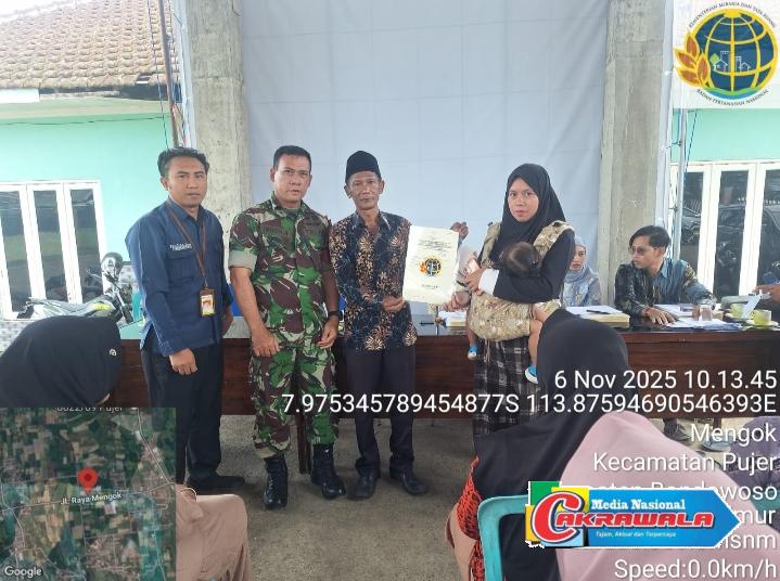 Babinsa dan Kantor Pertanahan Bondowoso menyerahkan 200 sertifikat PTSL kepada warga Desa Mengok.