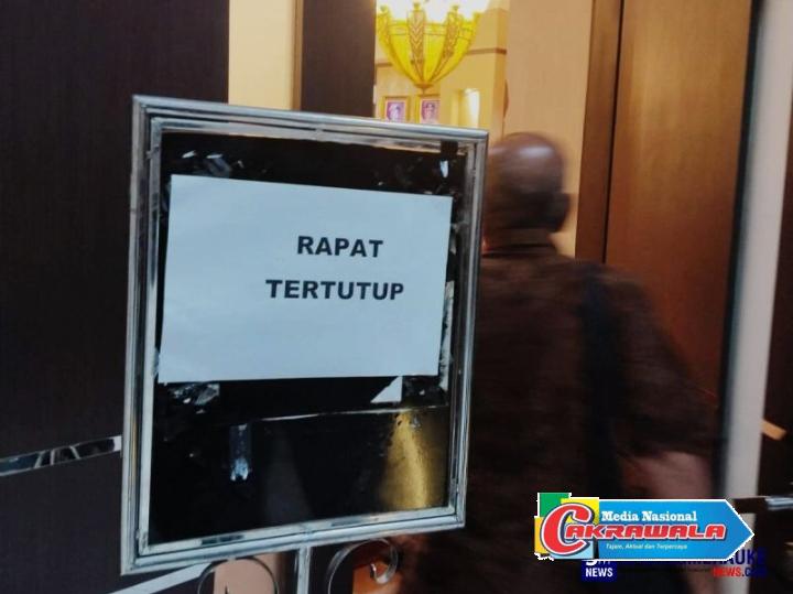 Plt Gubernur Riau SF Hariyanto pimpin rapat tertutup usai KPK menahan Abdul Wahid.